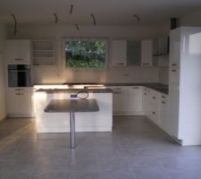 La pose de la cuisine avec îlot central, on ne manque pas de place, elle est géniale ! Blanc laqué, plan de travail coloris béton