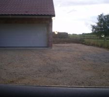 Le caillou est tassé, le parking est fait, on peut y venir en camion !