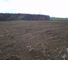 La terre étalée sur la partie du terrain à l'arrière de la maison. Reste à enlever les pierres et semer la pelouse !!!