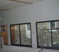 La vue du salon sur le mur en moellon