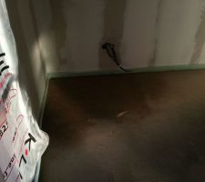 Problème d humidité. Juste à l extérieur une revente de gouttière sans le raccord  des eaux pluviales réalisé. Sinon vc est qu' un tuyau du plancher a été percé