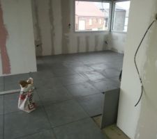 Le carrelage commence &agrave; &ecirc;tre pos&eacute; apr&egrave;s 3 semaines de s&eacute;chage de la chape.