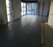 Le m&ecirc;me carrelage pour tout le rdc.  Un carrelage gris en cerame pleine masse.