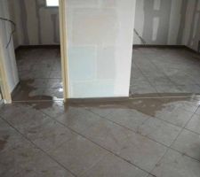 Pose du carrelage du rdc, avec les joints de dilatation