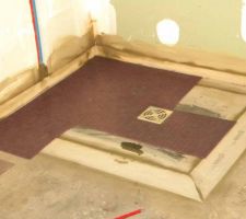 Pose de la moza&iuml;que du bac de douche