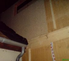 Partie sud extérieur avec pose d'1 morceau de pare pluie sur l'existant découverte la semaine précédente (posé donc après la pluie du week end !)