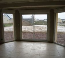 Carrelage salle avec vue sur le terrain