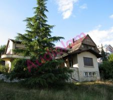 La maison, telle que nous l'avons achetée en 2006 (Le sapin est une des 1ère choses que nous ayons enlevées)