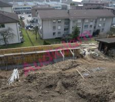 Le mur du côté EST prêt à être coulé. Je crois qu'on se rend bien compte de la pente du terrain sur cette photo. On aperçoit aussi, derrière la cabanne de jardin, le début du coffrage du 2ème mur, celui en "L", qui sera prolongé devant le 1er.