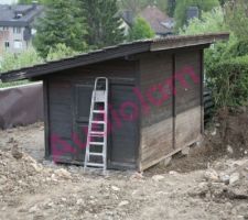 La cabanne de jardin (c'est son emplacement d'orgine, elle n'a pas bougé) pendant la mise en place de la terre derrière les nouveaux murs de soutènement. On voit clairement qu'il sera nécessaire de la surélever si on veut continuer à l'utiliser.