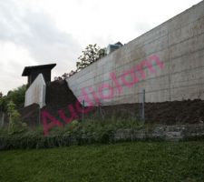 Les murs terminés, la terre remise en place et la cabanne de jardin remontée et déplacée sur le bord du mur