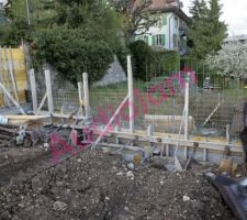 Début du montage du mur latéral en limite EST destiné à relier les murs "haut" et "bas" entre-eux