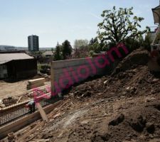 Début du montage de la deuxième moitié. On voit ici l'armature de la fondation hors-gel du mur, c'est elle qui évite que le mur ne bascule sous le poids de la terre