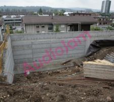 Le mur terminé, avec le retour en "L" qui vient créé la niche nécessaire à l'emplacement de la rampe entre les deux murs