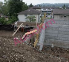Début de la remise en place des terres derrière le "petit" mur EST