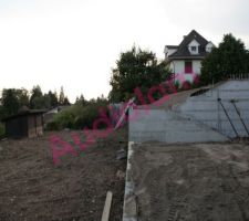 Une vue depuis le côté EST des murs et terrassement terminés. On y voit le dernier mur, à droite, qui vient soutenir la terrasse du rez-de-jardin