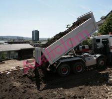 Un des nombreux camion de terre venant décharger sa cargaison