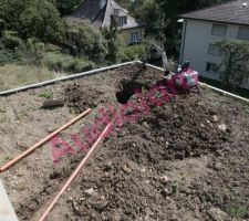 Fosse pour l'infiltration des eaux de drainage dans le terrain