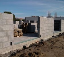 Les 2 baies vitr&eacute;es du salon vu de l'exterieur