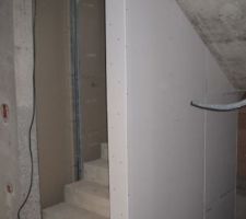 Escalier RDC/combles à gauche, RDC/sous-sol et garage à droite