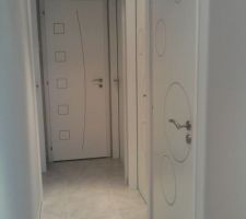Le couloir, les portes sont peintes et les beaux motifs aussi !!!!!!!!!