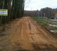Chemin d'accès (4m de large) après plusieurs passages du chargeur pour applatir le chemin au mieux avant de mettre le bidim.