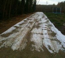 Fin du "déroulage" du bidim, nous avons mis un peu de grave pour ne pas que le bidim ne s'envole avant que le calcaire arrive