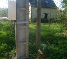 Poteau edf et ft sur notre terrain !!!
fourreaux d&eacute;j&agrave; enterr&eacute;s , y a plus qu'&agrave; passer les c&acirc;bles