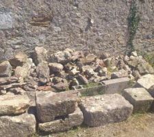 En 2006 , il y avait une maison en pierre sur ce terrain et les gens n'avaient pas enlevés toutes les pierres , alors on se retrouve avec de magnifiques pierres