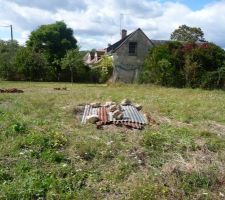 Les fourreaux ressortent sous ce tas de tôle