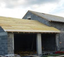 Ecran sous-toiture de la maison et pose des voliges garage