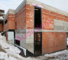 La façade NORD-OUEST avec la fenêtre bandeau fixe qui service de crédence pour les meubles de cuisine et qui est posée en "applique" sur le mur (pour augmenter la profondeur à l'intérieur)