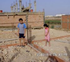 Amine et Imane en train de jouer sur le chantier et de choisir leurs chambres .....:)