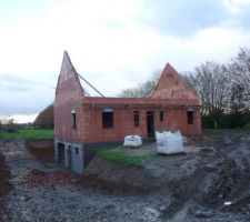 Les pignons sont terminés; vu de face de la maison