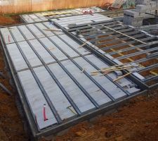 D&eacute;but de la mise en place des poutrelles et hourdis