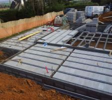 D&eacute;but de la mise en place des poutrelles et hourdis