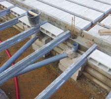 D&eacute;but de la mise en place des poutrelles et hourdis