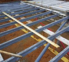 D&eacute;but de la mise en place des poutrelles et hourdis