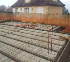 Fin de la mise en place des poutrelles, hourdis et du ferraillage