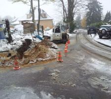 Raccordement à l'eau potable en cours (chantier sous la neige)
