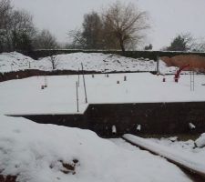 Raccordement à l'eau potable en cours (chantier sous la neige)