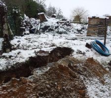 Raccordement à l'eau potable en cours (chantier sous la neige)