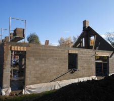 Vue du jardin : porte garage fenetre cuisine et baie vitrée salle à manger