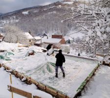 Samedi matin à pied d'?uvre, avant d'attaquer la pose des Gaines électriques ICTA il faut préparer le chantier.
Enlever 25 à 30 cm de neige, cela réchauffe.