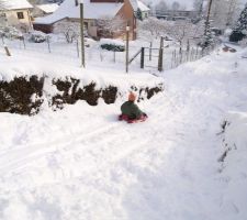 Et pendant ce temps ma fille fait de la luge sur le chemin d'accès de la maison.