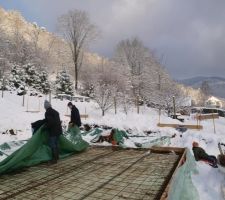 Merci les maçons, le ferraillage (treillis en fer qui sert à renforcer le béton) et l'isolation de la dalle sont bien protégés de la neige.