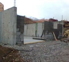 Le sous sol, avec l emplacement porte de garage et une fenetre.