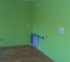 Peintures finies ... sauf retouches ... direction primaire d'accrochage pour le carrelage ..... J-2 avant la pose de la cuisine .... huhu !!