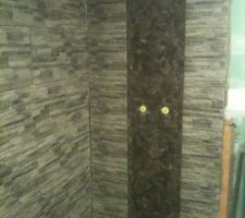 Ligne de parement et mozaique .... douches pas au milieu .... dommage je tombais sur des rails &agrave; placo ou alors sur montant en bois (cloison)