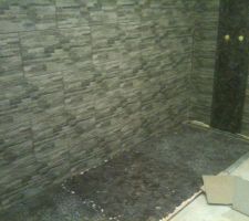 Rajout des mozaiques au milieu ... pourquoi ? simplement que la paroie de douche ne fait plus 1 m lin&eacute;aire mais 1,2 m lin&eacute;aire ... ce qui m'arrange au passage mais diminue l'entr&eacute;e ... mais reste suffisante : 64 cm